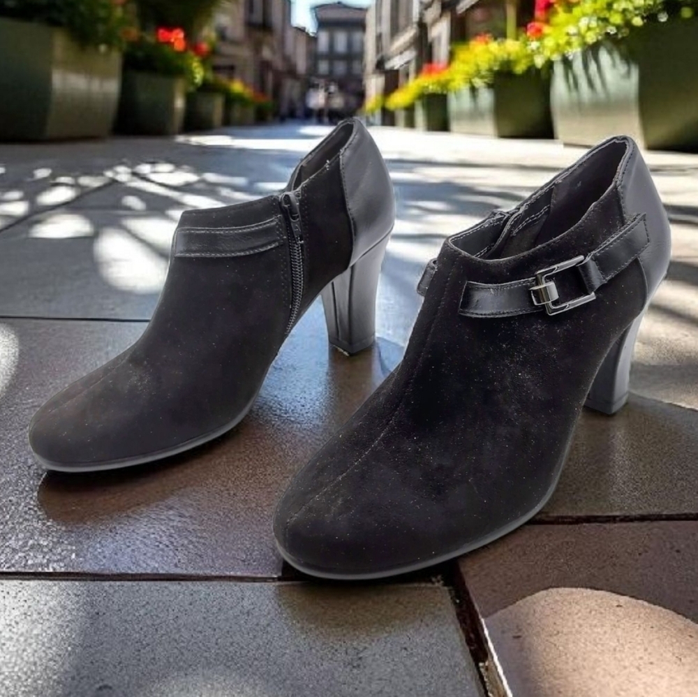 AEROSOLES Black Sz 7.5 Heeled Boots with Sophisticated Design